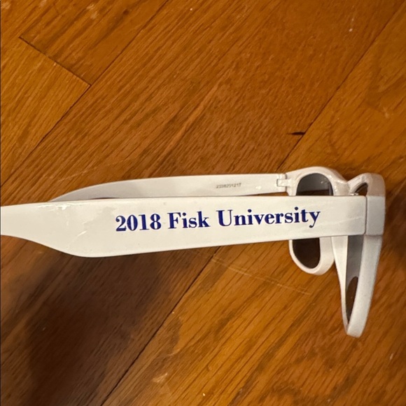 White Fisk University class of 2018 Sunglasses Ray ban blue - Picture 1 of 2